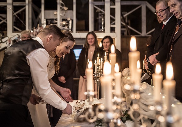 Terhin ja Laurin häät Kalannin kirkossa ja ravintola Prykissä Uudessakaupungissa 27.11.2021.